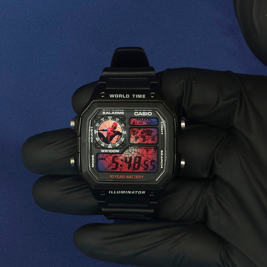 Casio AE-1200 Web Slinger Spider Motion en résine noire avec des toiles d'araignée rouges à l'écran, de K-Project Lab