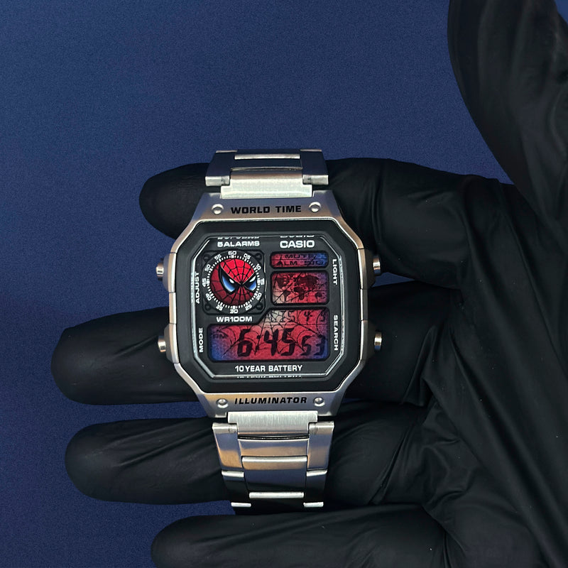 Casio AE-1200 Webhead i stål i sort handske, rødt edderkoppeemblem på skiven, fra K-Project Lab