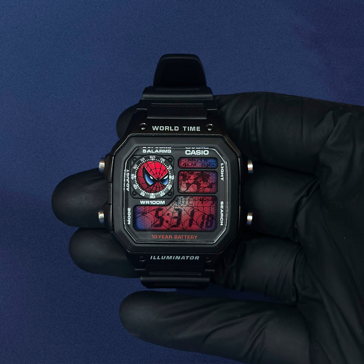 Casio AE-1200 Webhead i svart resin i handen, detalj av urtavlan med spindelnätsmotiv, från K-Project Lab